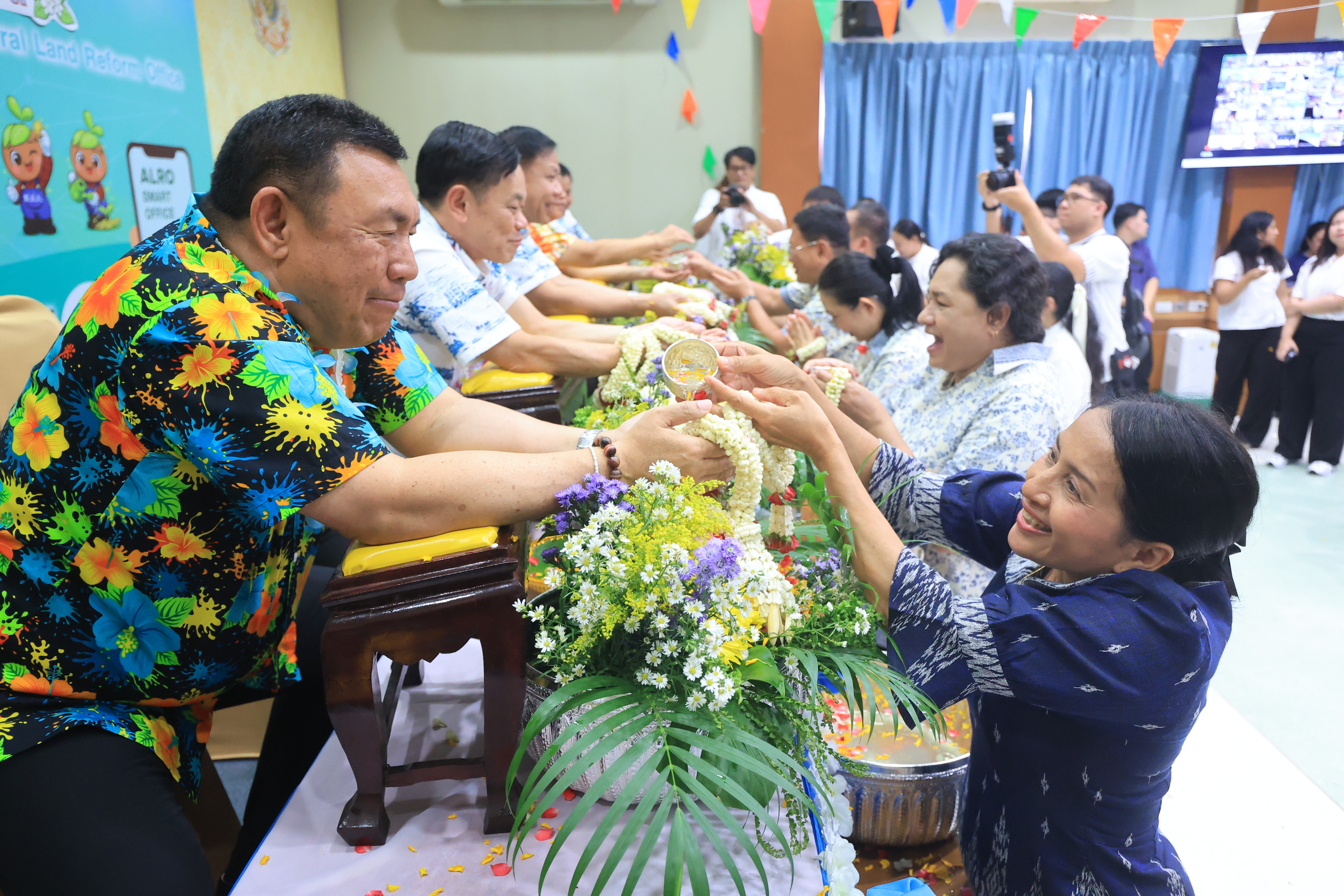 title - ชุ่มฉ่ำ! ชาว ส.ป.ก. ร่วมสรงน้ำพระพุทธรูป และรดน้ำขอพรผู้บริหาร เนื่องในประเพณีวันสงกรานต์ ประจำปี 2569 บรรยากาศเต็มไปด้วยความชื่นมื่นชุ่มฉ่ำ